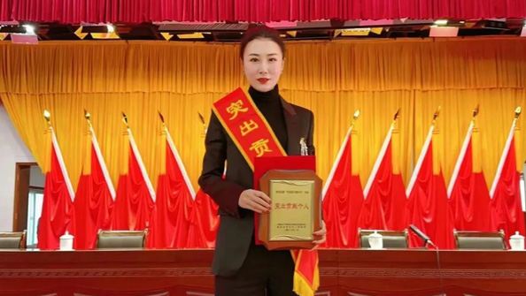 熱烈祝賀集團總經(jīng)理張娟在李滄區(qū)“作風能力提升年”活動中，獲評“突出貢獻個人”榮譽稱號